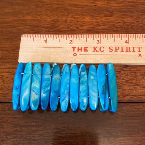 Mother of Pearl (seashells) Turquoise Blue Colored Stretch Bracket - Picture 5 of 7